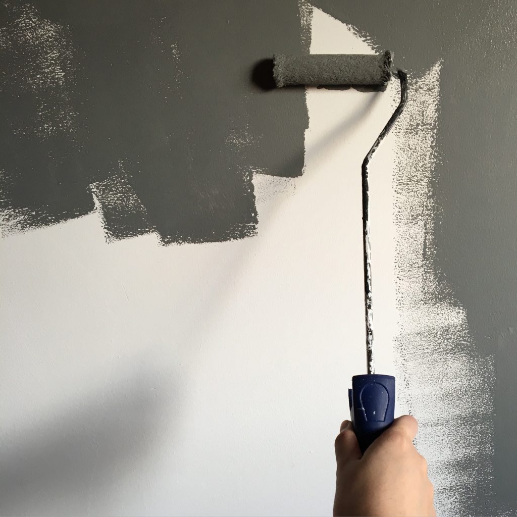 ::Downloads:person-holding-paint-roller-while-painting-the-wall-994164.jpg